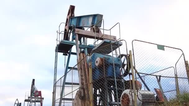 Sucker rod pumps work and pump oil. operation and maintenance of oil wells — Stock Video