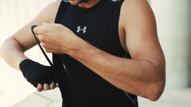 Ufa, Rosja. 10 sierpnia 2020: bokser owijający ręce bandażami bokserskimi przed meczem, walką lub treningiem. — Wideo stockowe