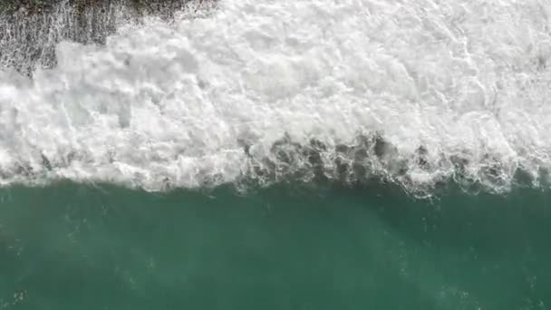 Câmera drone amplia para baixo sobre as ondas do surf em câmera lenta. Espuma de surf marítimo close-up. — Vídeo de Stock