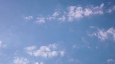 Açık bir günde gökyüzünde hızla hareket eden beyaz bulutların güzel zamanlaması