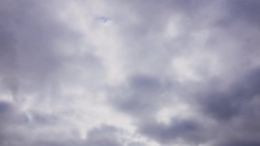 Gökyüzünü kaplayan güzel yağmur bulutlarının zamanı. Yaklaşan bir fırtınanın dramatik atmosferik videosu