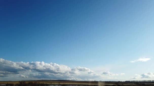 Динамичный временной промежуток облачного полета над маленькой пригородной деревней — стоковое видео