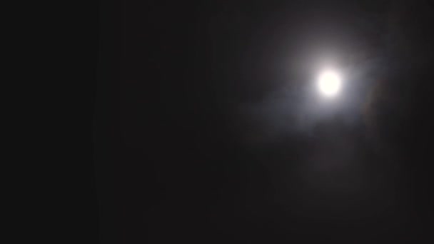 Timelapse maan aan de nachtelijke hemel tussen de wolken — Stockvideo