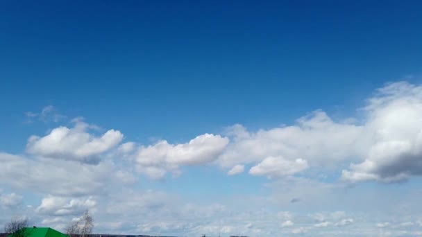 Динамический временной промежуток плавающих облаков в небе — стоковое видео