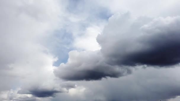 Formazione dinamica di timelapse di nubi di tuono. Tempo tempestoso drammatico — Video Stock