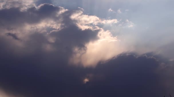 Gün batımında gün batımındaki günışığı videosu katı bulutları delip geçer ve onları vurgular — Stok video