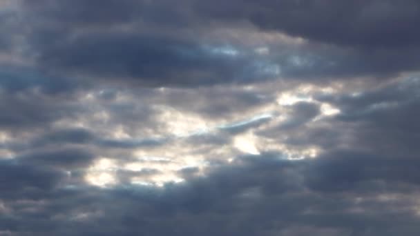 Zeitraffer-Video Sonnenlicht bei Sonnenuntergang durchbricht feste Wolken und hebt sie hervor — Stockvideo