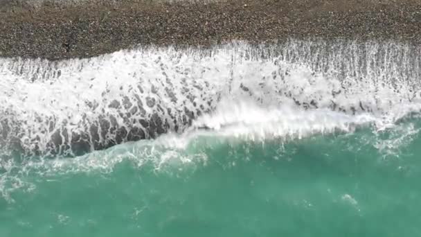 Câmera drone amplia para baixo sobre as ondas do surf em câmera lenta. Espuma de surf marítimo close-up — Vídeo de Stock