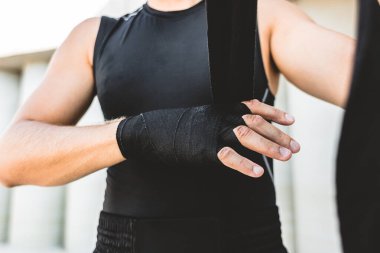 Dövüş ya da antrenmandan önce boksör ellerini bandajlıyor..