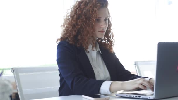 La joven trabaja en la computadora de la oficina. Empresaria trabajadora — Vídeos de Stock
