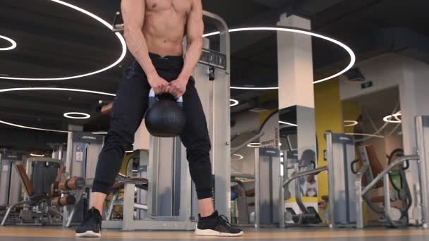 Fitnesz férfi testépítő edzés segítségével súlyemelés testmozgás izmos sportoló erő emelés nehéz súly csinál guggolás — Stock videók