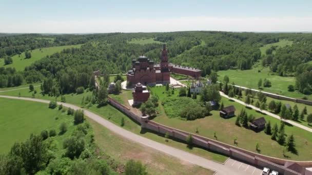 Kloster aus der Luft. Blick aus der Höhe einer schönen christlichen Kirche — Stockvideo
