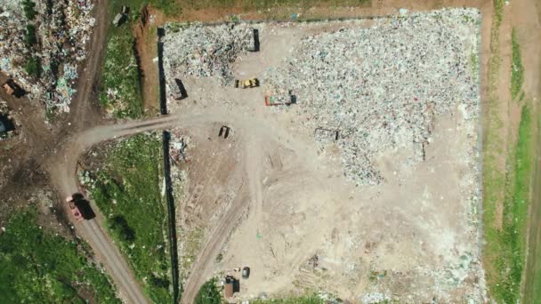 Vista aérea del basurero. Imágenes 4K de un dron en un vertedero para el reciclaje y eliminación de basura. Daños y daños a la naturaleza al enterrar residuos domésticos — Vídeo de stock