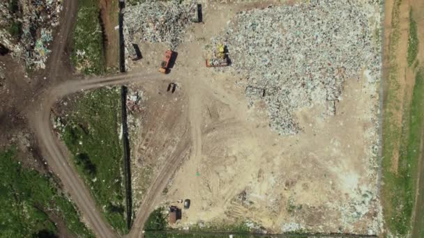 Luchtfoto van de vuilnisbelt. 4K-beelden van een drone op een stortplaats voor recycling en verwijdering van afval. Schade en schade aan de natuur bij het begraven van huishoudelijk afval — Stockvideo