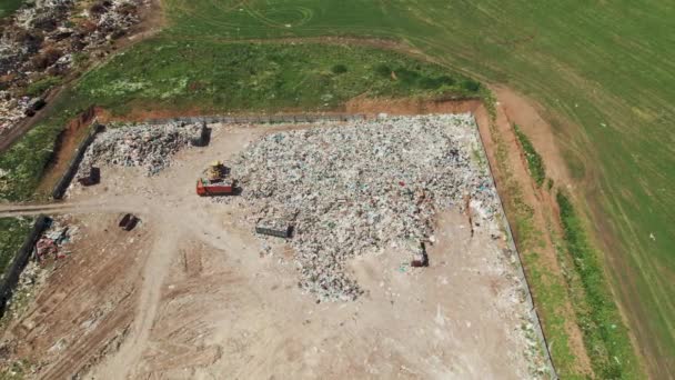 Vista aérea del basurero. Imágenes 4K de un dron en un vertedero para el reciclaje y eliminación de basura. Daños y daños a la naturaleza al enterrar residuos domésticos — Vídeo de stock