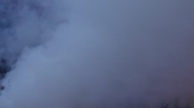 Yanan ve yanan kuru otların dumanı.