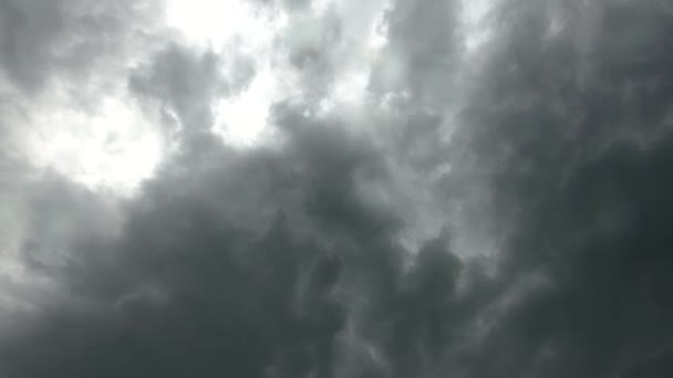 Bouřlivé počasí a zataženo. Na obloze se vznášejí bouřkové mraky — Stock video