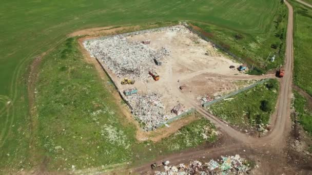 Luftaufnahme der Müllhalde. 4K-Aufnahmen einer Drohne auf einer Mülldeponie für Recycling und Müllentsorgung. Schäden und Schäden an der Natur beim Vergraben von Hausmüll — Stockvideo