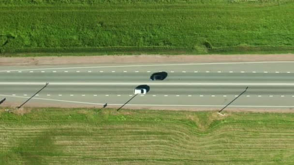 Flygdrönare bilder av motorvägen med passerande bilar och lastbilar. Platt ovanifrån — Stockvideo