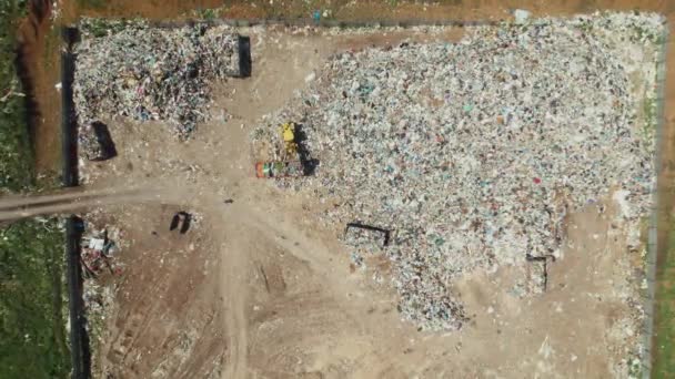 Luchtfoto van de vuilnisbelt. 4K-beelden van een drone op een stortplaats voor recycling en verwijdering van afval. Schade en schade aan de natuur bij het begraven van huishoudelijk afval — Stockvideo