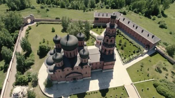 Монастырь с воздуха. Вид с высоты красивой христианской церкви — стоковое видео