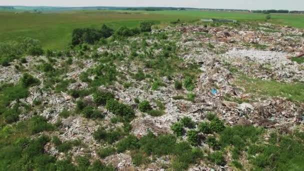 Αεροφωτογραφία της χωματερής. 4K πλάνα του τηλεκατευθυνόμενου σε διάσπαρτα απόβλητα χωρίς ανακύκλωση και διαλογή. Ζημιές και βλάβες στη φύση κατά την αποθήκευση και διάθεση των οικιακών αποβλήτων — Αρχείο Βίντεο