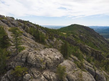 Bannoye Gölü 'ndeki Bashkortostan Cumhuriyeti Ulusal Parkı' nın dağları arasında her daim yeşil köknar ormanı.