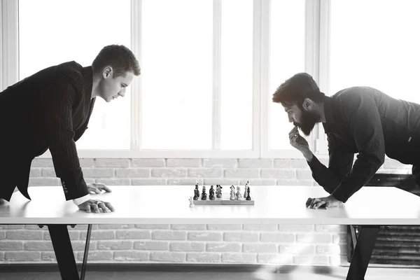 Zwei männliche Geschäftsleute, Rivalen spielen Schach. Strategie und Rivalität. — Stockfoto