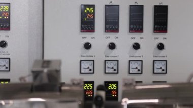 Sanayi binasındaki elektrik kontrol odası.