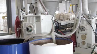 Teknolojik süreçte polipropilen granülleri olan bir fıçı. PP Pet Chips Yarı Kör, PET çipleri geri dönüşüm, PET polyester çipleri