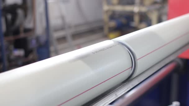 Fabricação de tubos de polipropileno PP na fábrica usando equipamentos. — Vídeo de Stock