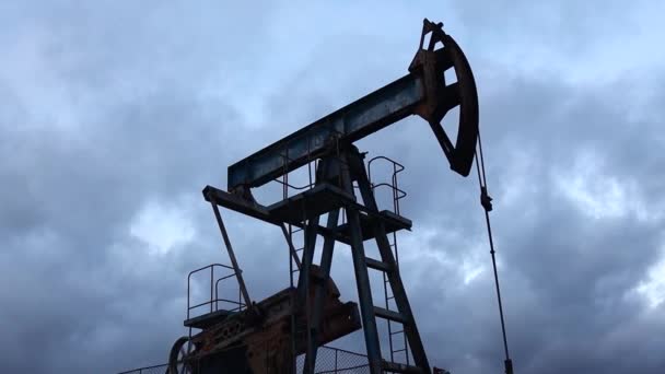 Silueta přísavka tyč čerpadlo práce a čerpadlo olej na pozadí večerní oblohy — Stock video
