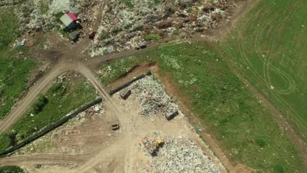 Vista aérea del basurero. Imágenes 4K de un dron en un vertedero para el reciclaje y eliminación de basura. Daños y daños a la naturaleza al enterrar residuos domésticos — Vídeo de stock