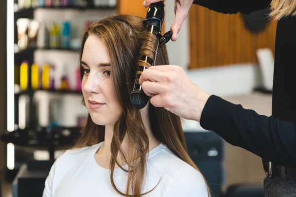 Mistryně žena kadeřnice jemně kudrlinky vlasy curling dívka v salonu krásy. Styling vlasů — Stock fotografie