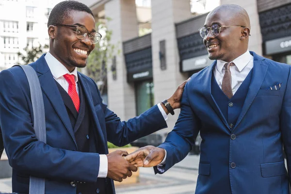 Encuentro de dos viejos amigos del hombre de negocios afroamericano negro en trajes al aire libre — Foto de Stock