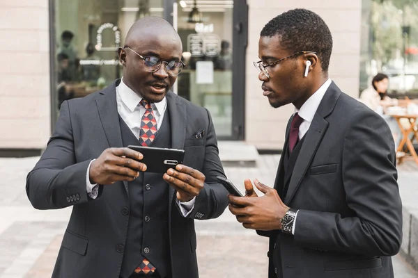 Rencontre de deux partenaires homme d'affaires noir afro-américain en costumes et lunettes à l'extérieur — Photo