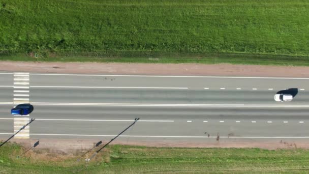 Letecký záznam z dálnice s projíždějícími auty a náklaďáky. Plochý pohled nahoru — Stock video