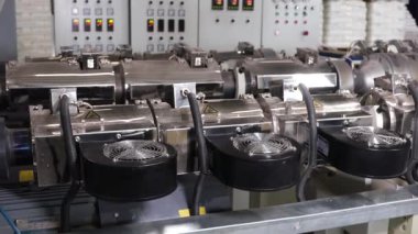 Fabrikadaki teknolojik süreçleri başlatmak, durdurmak ve kontrol etmek için özel ekipmanlar ve otomatik elektrik terminali