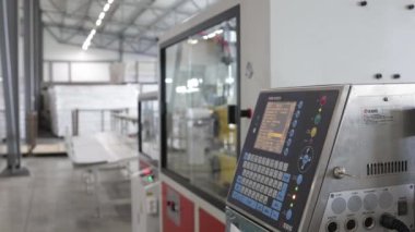 Fabrikadaki bir taşıyıcının işlem kontrol terminali