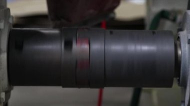 Fabrikadaki bir işleme fabrikasının dönen şaftına yakın çekim.