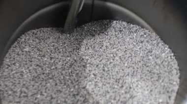 Teknolojik süreçte polipropilen granülleri olan bir fıçı. PP Pet Chips Yarı Kör, PET çipleri geri dönüşüm, PET polyester çipleri