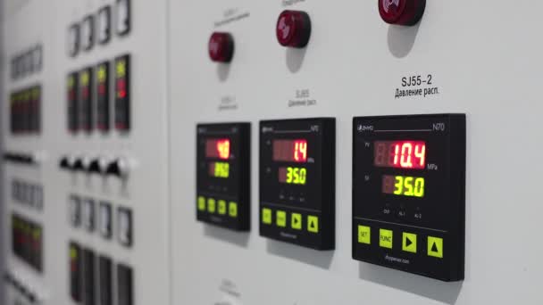 Ηλεκτρική αίθουσα ελέγχου στο βιομηχανικό κτίριο Εργοστάσιο — Αρχείο Βίντεο