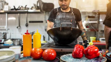 Sokak yemeği. Tavada tavada kızarmış erişte ve tavada karides..