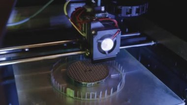 3D yazıcı yakın planda çalışıyor. Yüksek teknoloji, ısıtılmış polimer malzemeli plastik parçaların hızlı basımı. Makine modern bir prototip nesnesi oluşturur