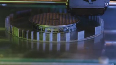 3D yazıcı yakın planda çalışıyor. Yüksek teknoloji, ısıtılmış polimer malzemeli plastik parçaların hızlı basımı. Makine modern bir prototip nesnesi oluşturur
