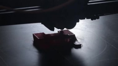 3D yazıcı yakın planda çalışıyor. Yüksek teknoloji, ısıtılmış polimer malzemeli plastik parçaların hızlı basımı. Makine modern bir prototip nesnesi oluşturur.