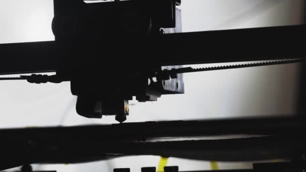 Impresora 3D trabajando de cerca. Impresión rápida de alta tecnología de piezas de plástico a granel con materiales poliméricos calentados. La máquina crea un objeto prototipo moderno — Vídeos de Stock