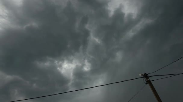 嵐のサイクロンと雨の雲が電気のサポートとワイヤーを一掃 — ストック動画