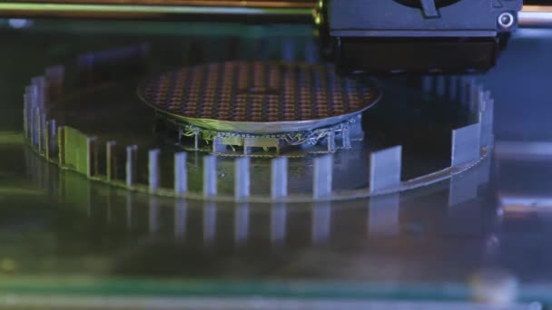 Impresora 3D trabajando de cerca. Impresión rápida de alta tecnología de piezas de plástico a granel con materiales poliméricos calentados. La máquina crea un objeto prototipo moderno — Vídeos de Stock