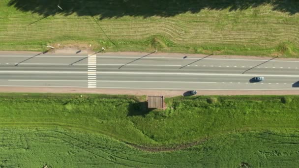 Luchtfoto 's van de snelweg met passerende auto' s en vrachtwagens. Platte bovenaanzicht — Stockvideo